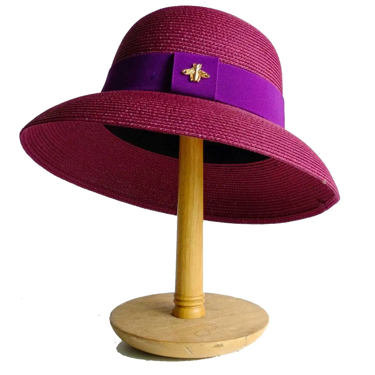 Un tocco di classe intramontabile. Questo cappello elegante, impreziosito da un dettaglio raffinato, è l'accessorio perfetto per completare i tuoi outfit con un tocco di personalità e fascino. Ideale per chi ama distinguers