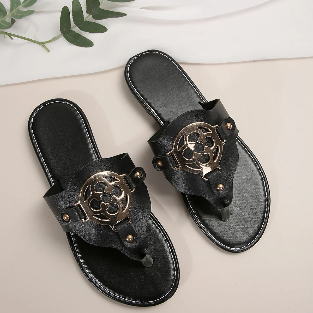 Eleganza estiva ai tuoi piedi. Questi sandali impreziositi da dettagli metallici sono l'accessorio perfetto per dare un tocco di classe al tuo look da giorno o da sera. Leggeri, comodi e dal design ricercato, sono ideali per