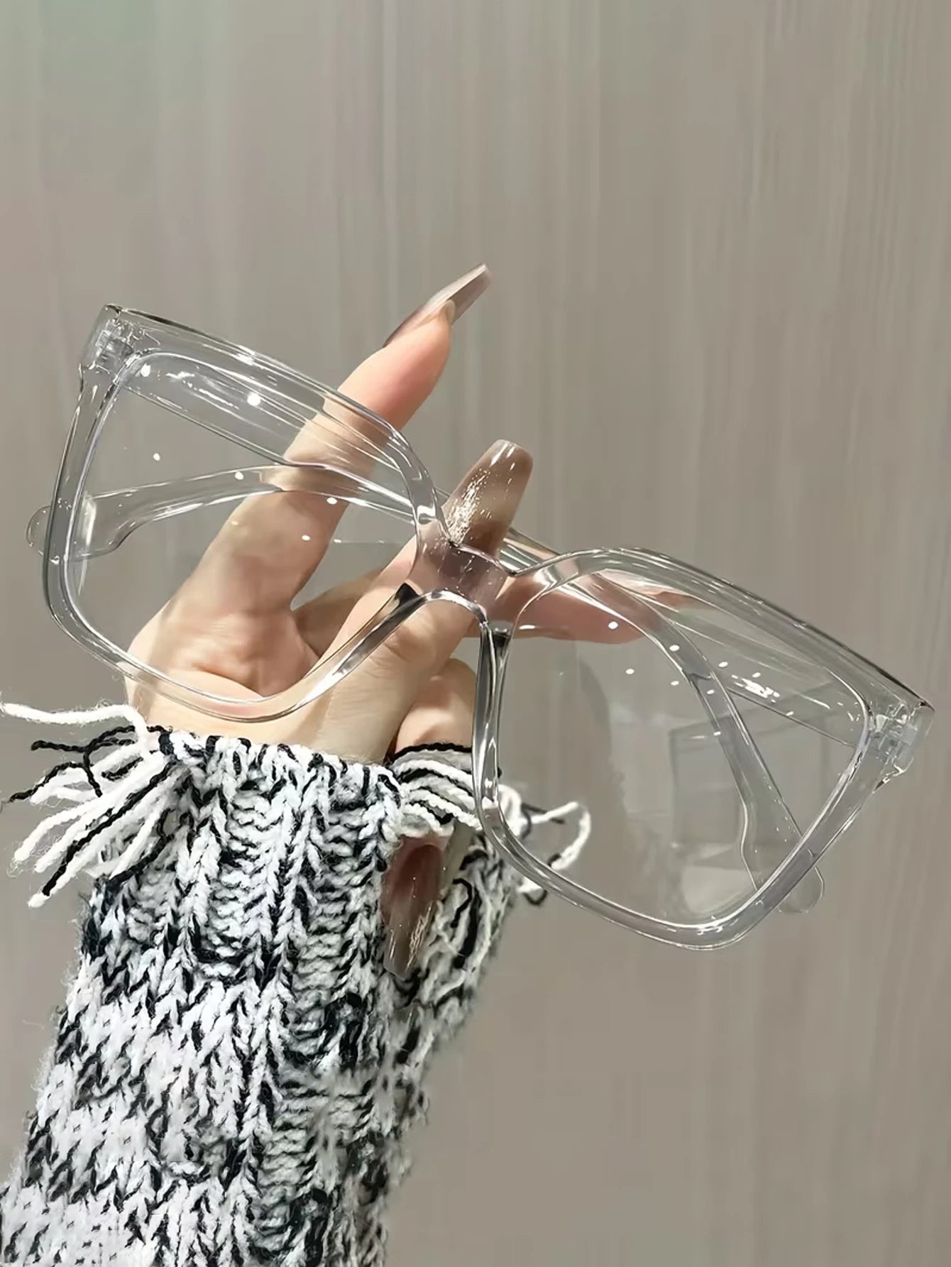 Il tris di accessori che non può mancare. Questo set include stili iconici per adattarsi perfettamente a ogni tuo mood: dal carattere audace del leopardato, alla freschezza del trasparente, fino all'eleganza intramontabile d
