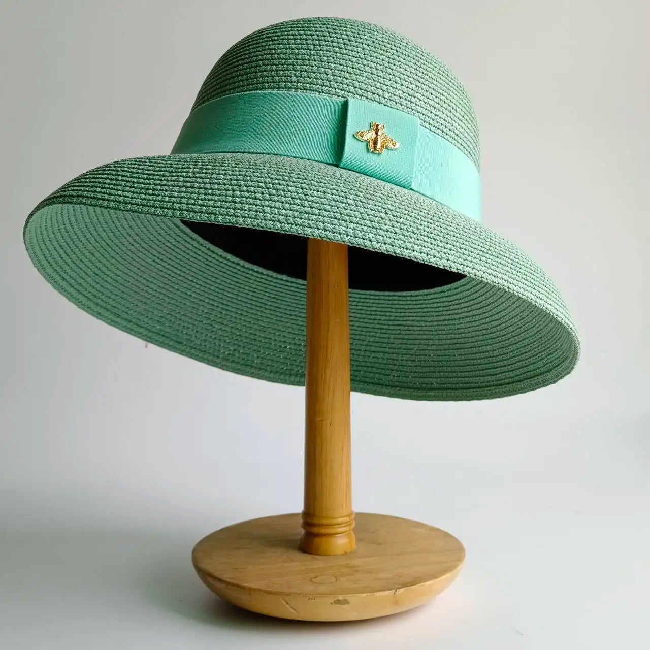 Un tocco di classe intramontabile. Questo cappello elegante, impreziosito da un dettaglio raffinato, è l'accessorio perfetto per completare i tuoi outfit con un tocco di personalità e fascino. Ideale per chi ama distinguers