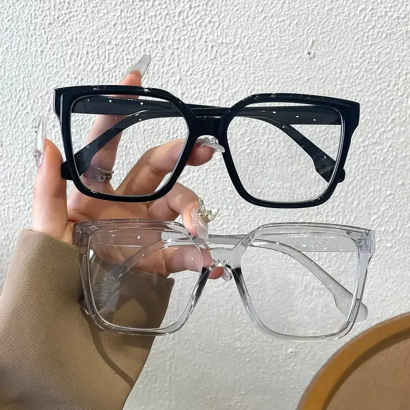 Il tris di accessori che non può mancare. Questo set include stili iconici per adattarsi perfettamente a ogni tuo mood: dal carattere audace del leopardato, alla freschezza del trasparente, fino all'eleganza intramontabile d