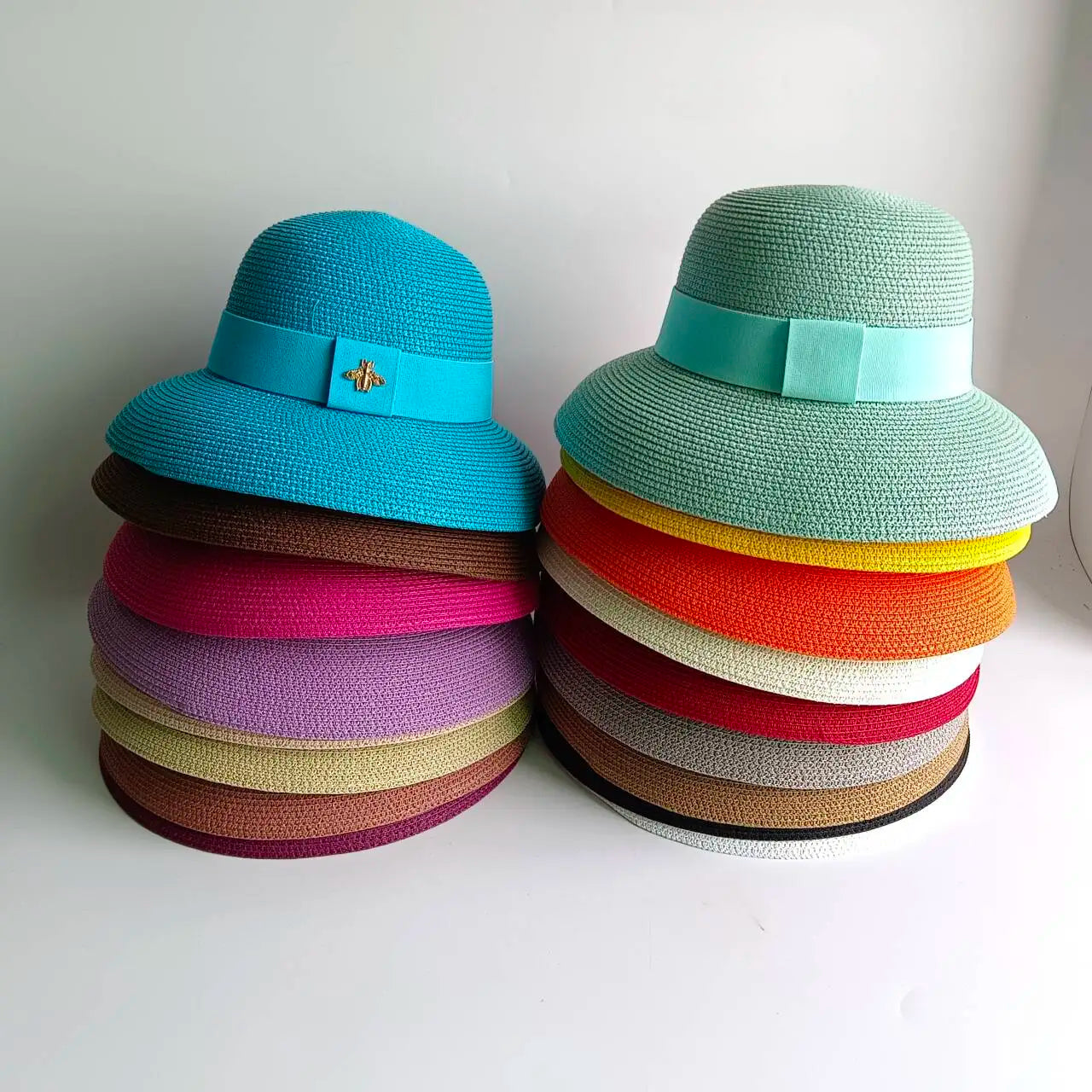 Un tocco di classe intramontabile. Questo cappello elegante, impreziosito da un dettaglio raffinato, è l'accessorio perfetto per completare i tuoi outfit con un tocco di personalità e fascino. Ideale per chi ama distinguers