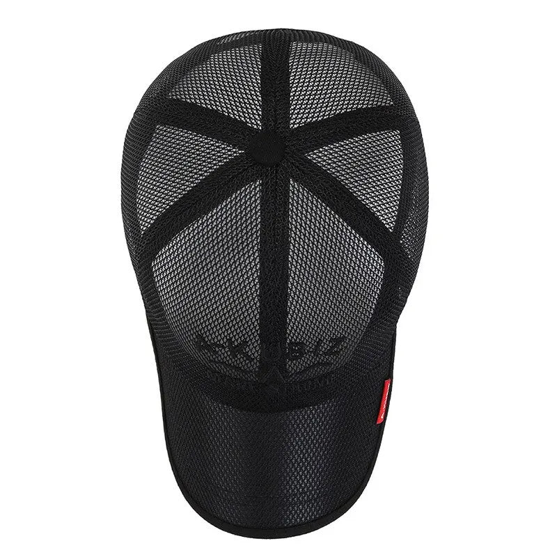Un classico indispensabile. Il cappello nero è l'accessorio che non passa mai di moda: versatile, raffinato e perfetto per completare ogni outfit, dal più casual al più ricercato. Un must-have essenziale che aggiunge un to
