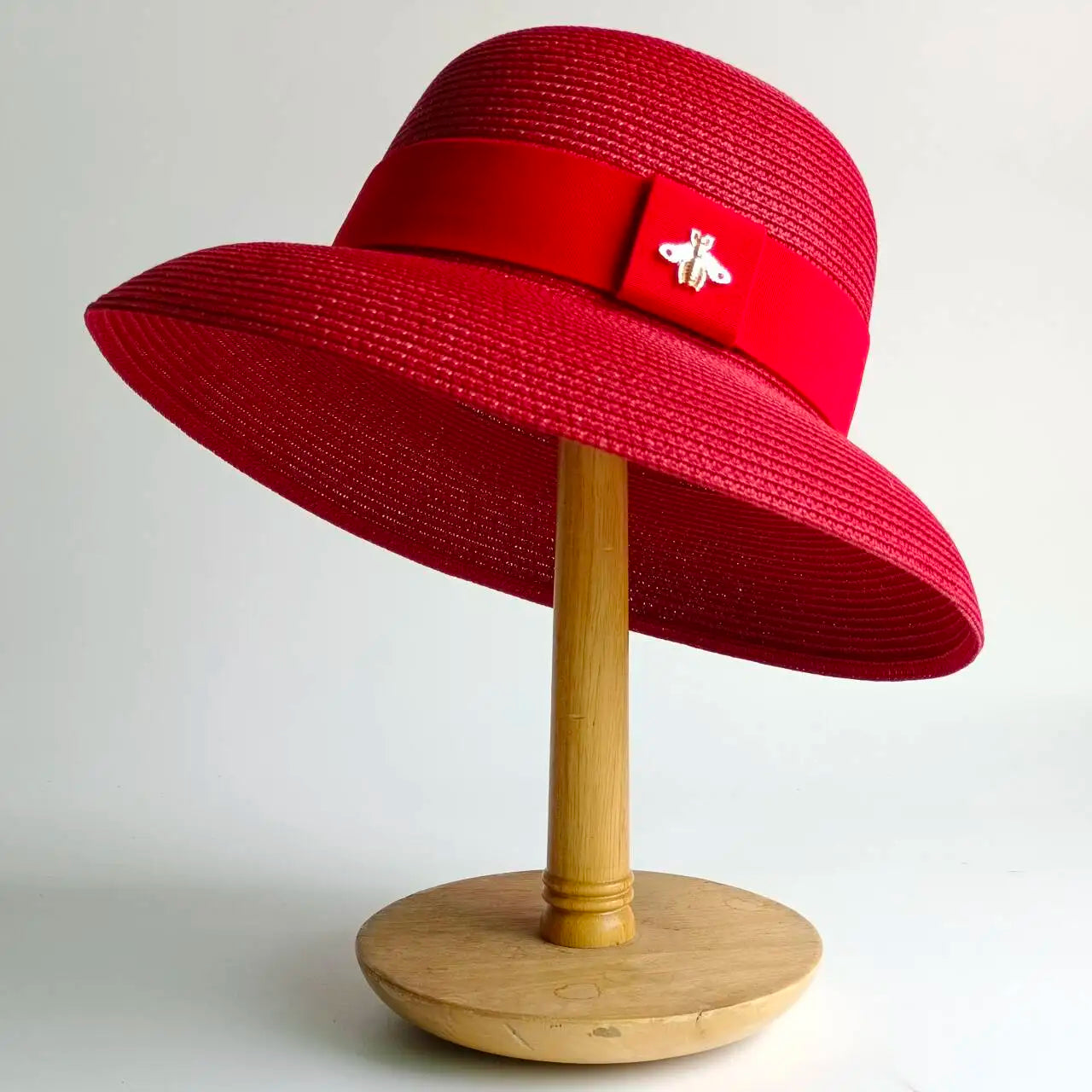 Un tocco di classe intramontabile. Questo cappello elegante, impreziosito da un dettaglio raffinato, è l'accessorio perfetto per completare i tuoi outfit con un tocco di personalità e fascino. Ideale per chi ama distinguers