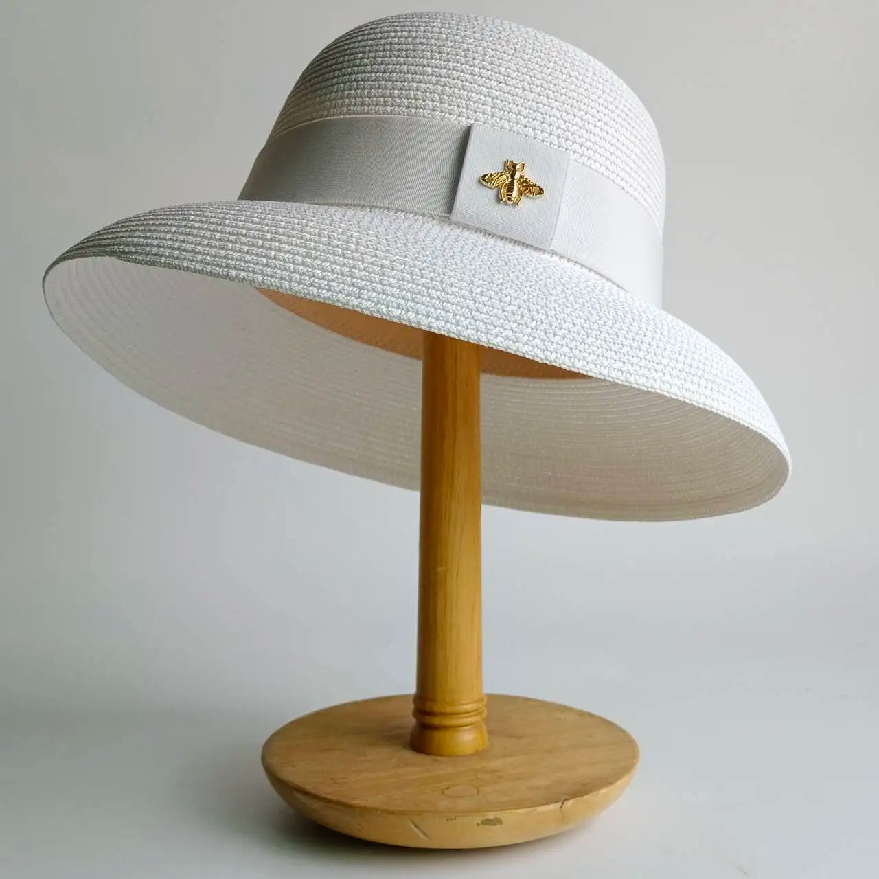 Un tocco di classe intramontabile. Questo cappello elegante, impreziosito da un dettaglio raffinato, è l'accessorio perfetto per completare i tuoi outfit con un tocco di personalità e fascino. Ideale per chi ama distinguers