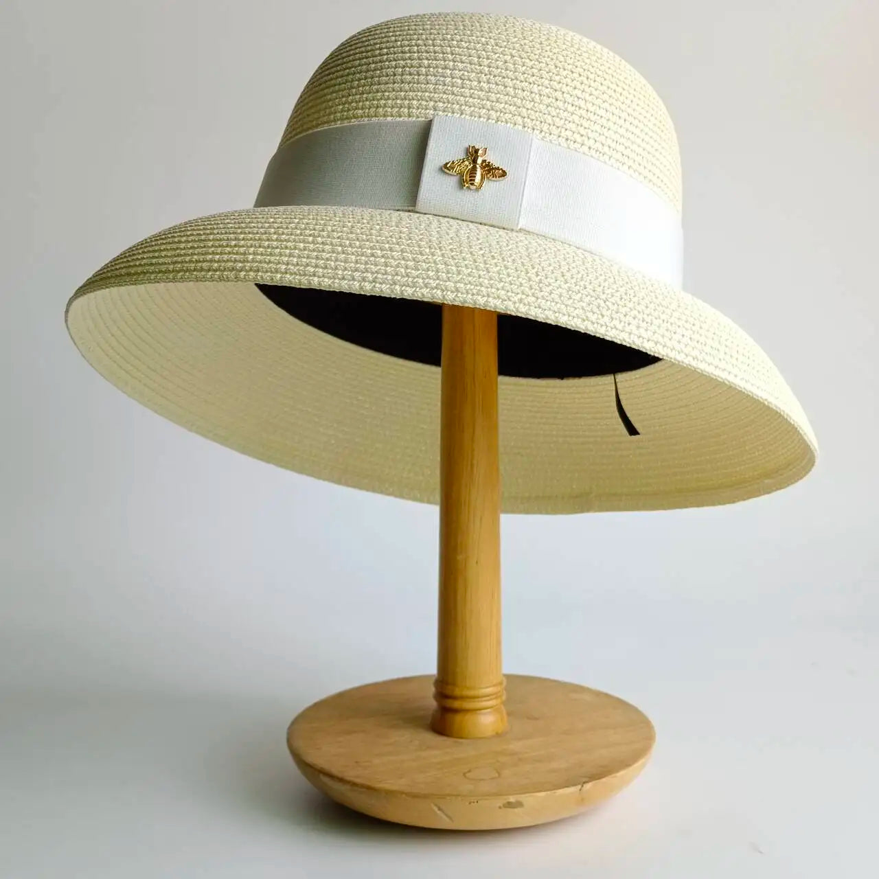 Un tocco di classe intramontabile. Questo cappello elegante, impreziosito da un dettaglio raffinato, è l'accessorio perfetto per completare i tuoi outfit con un tocco di personalità e fascino. Ideale per chi ama distinguers