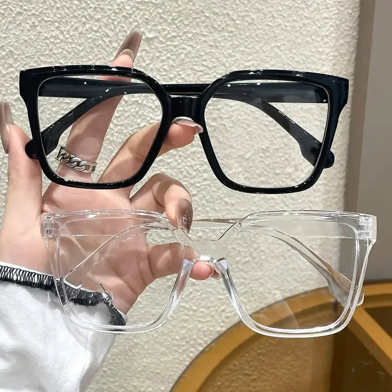 Il tris di accessori che non può mancare. Questo set include stili iconici per adattarsi perfettamente a ogni tuo mood: dal carattere audace del leopardato, alla freschezza del trasparente, fino all'eleganza intramontabile d