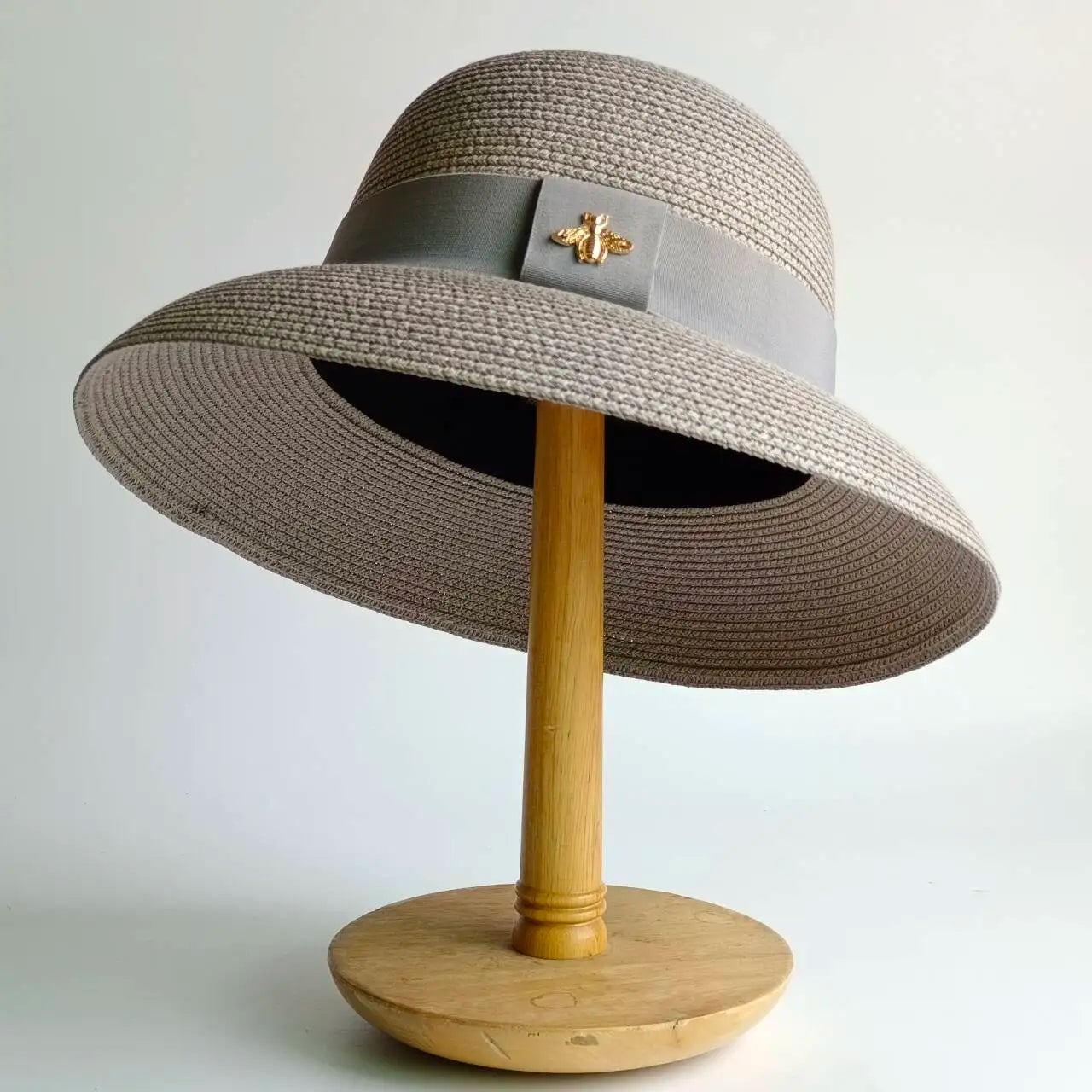 Un tocco di classe intramontabile. Questo cappello elegante, impreziosito da un dettaglio raffinato, è l'accessorio perfetto per completare i tuoi outfit con un tocco di personalità e fascino. Ideale per chi ama distinguers
