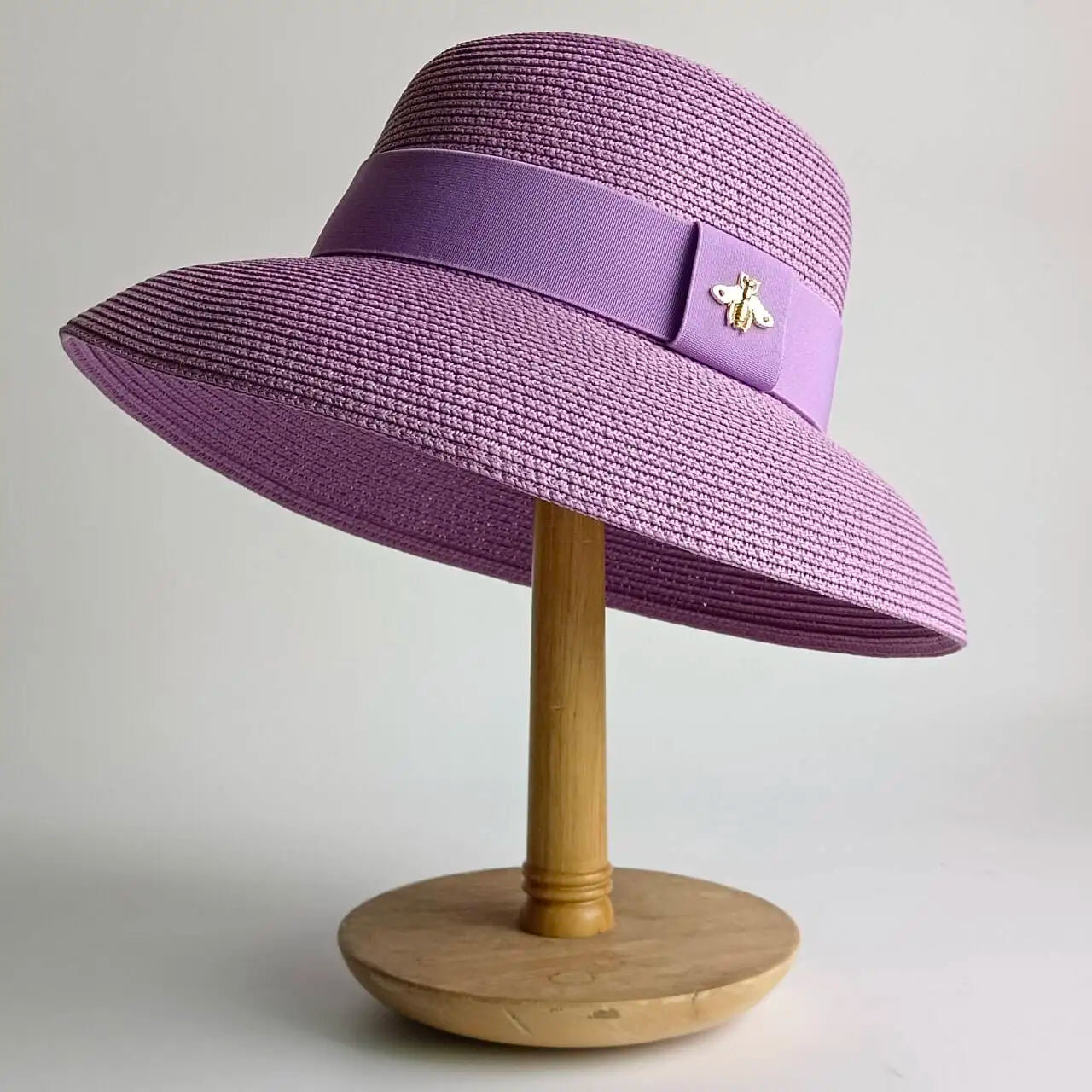 Un tocco di classe intramontabile. Questo cappello elegante, impreziosito da un dettaglio raffinato, è l'accessorio perfetto per completare i tuoi outfit con un tocco di personalità e fascino. Ideale per chi ama distinguers