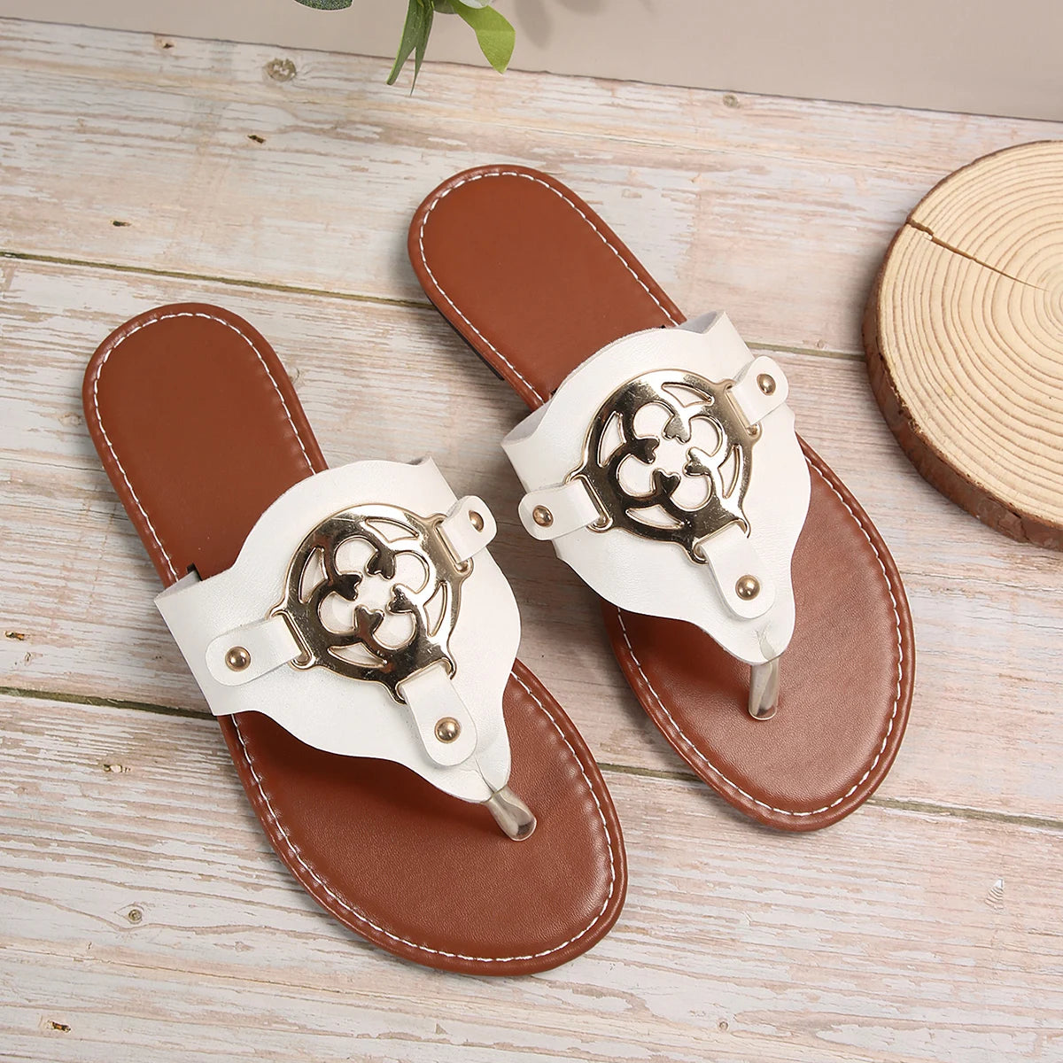 Eleganza estiva ai tuoi piedi. Questi sandali impreziositi da dettagli metallici sono l'accessorio perfetto per dare un tocco di classe al tuo look da giorno o da sera. Leggeri, comodi e dal design ricercato, sono ideali per