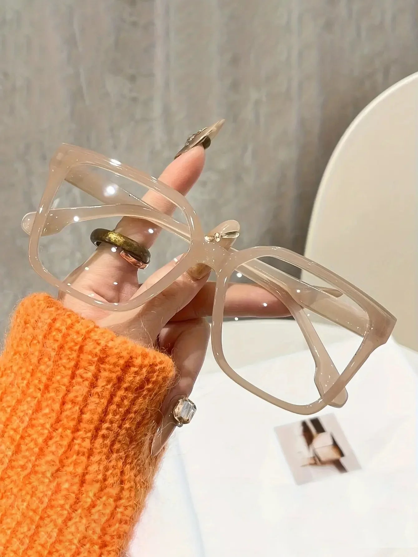 Il tris di accessori che non può mancare. Questo set include stili iconici per adattarsi perfettamente a ogni tuo mood: dal carattere audace del leopardato, alla freschezza del trasparente, fino all'eleganza intramontabile d