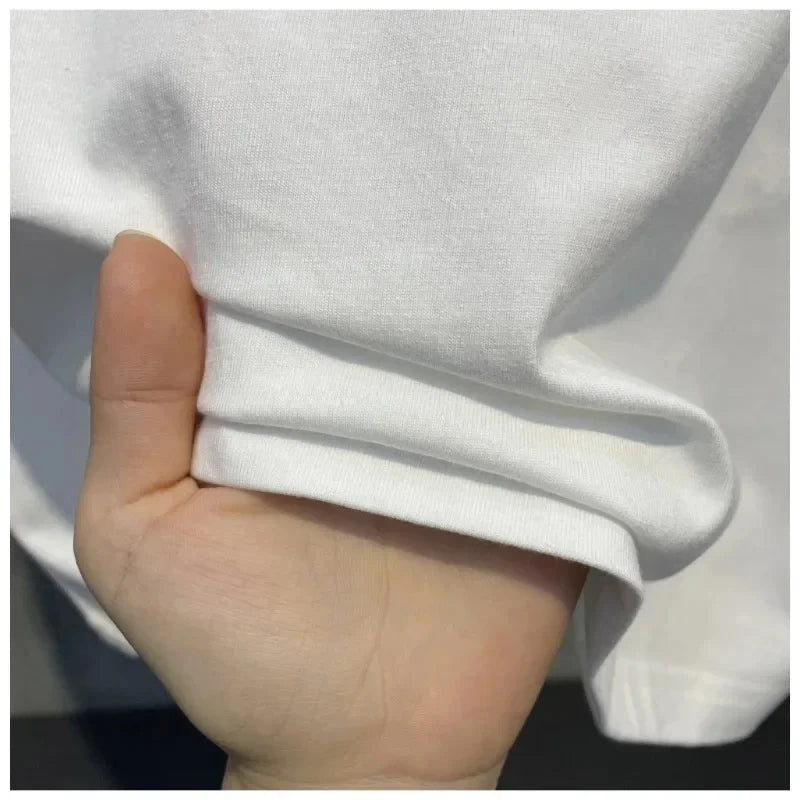 Stile unico e carattere deciso. Questa T-shirt dal design audace è perfetta per chi ama distinguersi con un look street-style contemporaneo. Realizzata in tessuto morbido e traspirante, offre il massimo comfort per ogni occa
