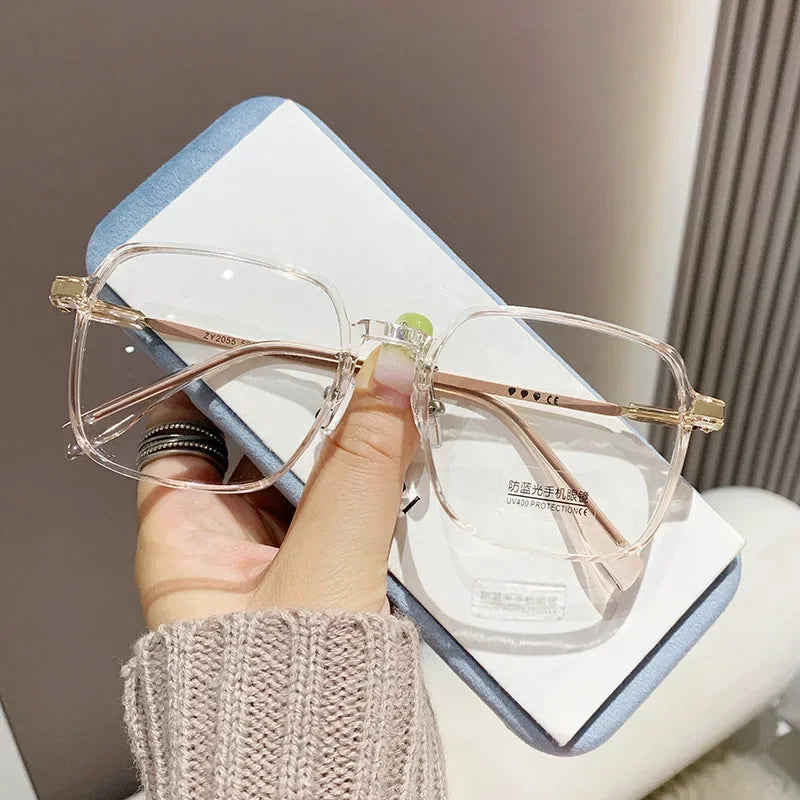 Un tocco di colore e stile per il tuo sguardo. Questi occhiali trasparenti con delicati bordi rosa sono l'accessorio perfetto per aggiungere un po' di vivacità e femminilità a ogni tuo outfit. Leggeri, moderni e ideali per
