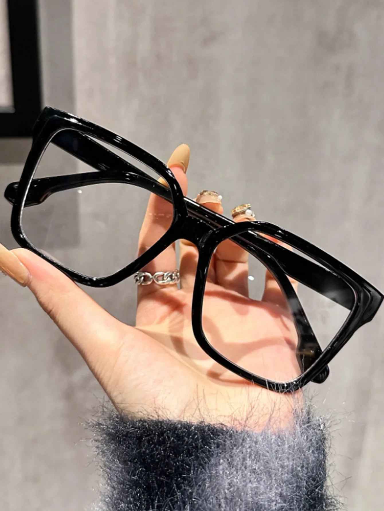 Il tris di accessori che non può mancare. Questo set include stili iconici per adattarsi perfettamente a ogni tuo mood: dal carattere audace del leopardato, alla freschezza del trasparente, fino all'eleganza intramontabile d