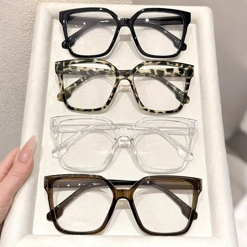 Il tris di accessori che non può mancare. Questo set include stili iconici per adattarsi perfettamente a ogni tuo mood: dal carattere audace del leopardato, alla freschezza del trasparente, fino all'eleganza intramontabile d