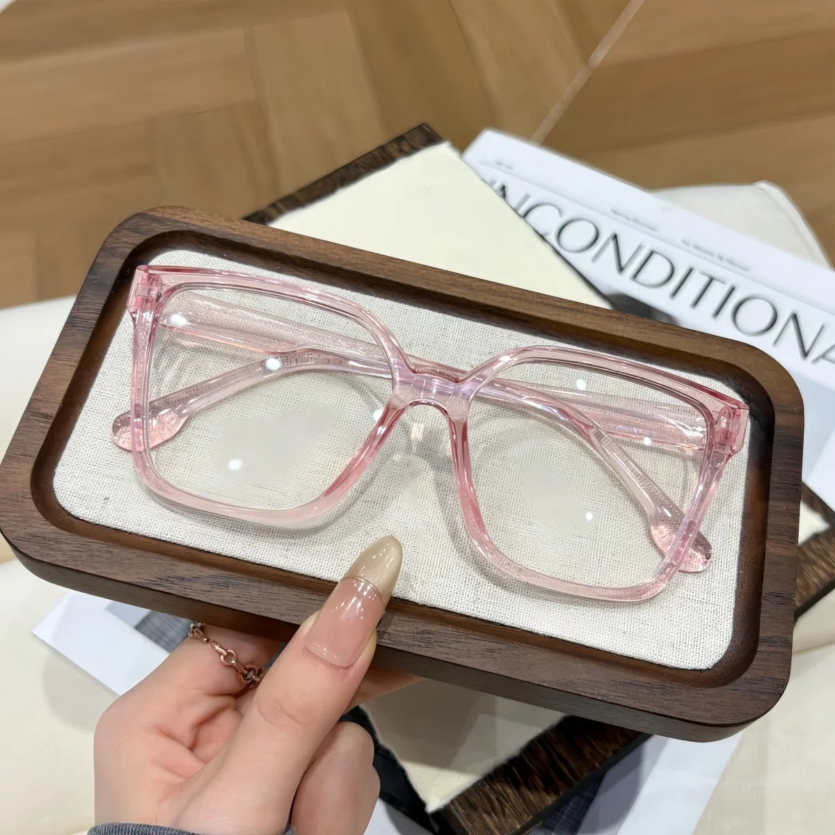 Il tris di accessori che non può mancare. Questo set include stili iconici per adattarsi perfettamente a ogni tuo mood: dal carattere audace del leopardato, alla freschezza del trasparente, fino all'eleganza intramontabile d