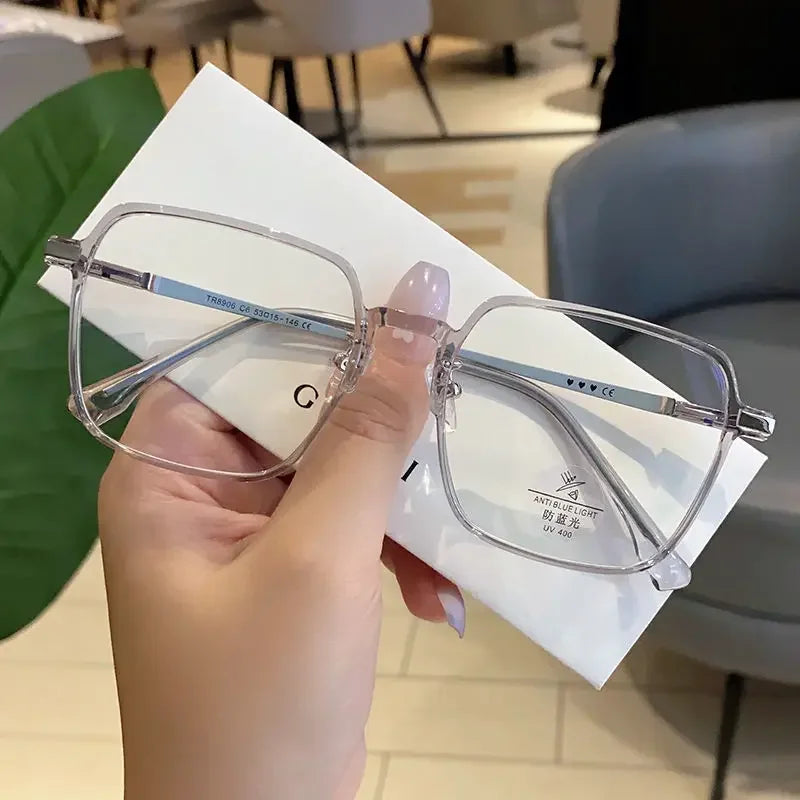 Un tocco di colore e stile per il tuo sguardo. Questi occhiali trasparenti con delicati bordi rosa sono l'accessorio perfetto per aggiungere un po' di vivacità e femminilità a ogni tuo outfit. Leggeri, moderni e ideali per