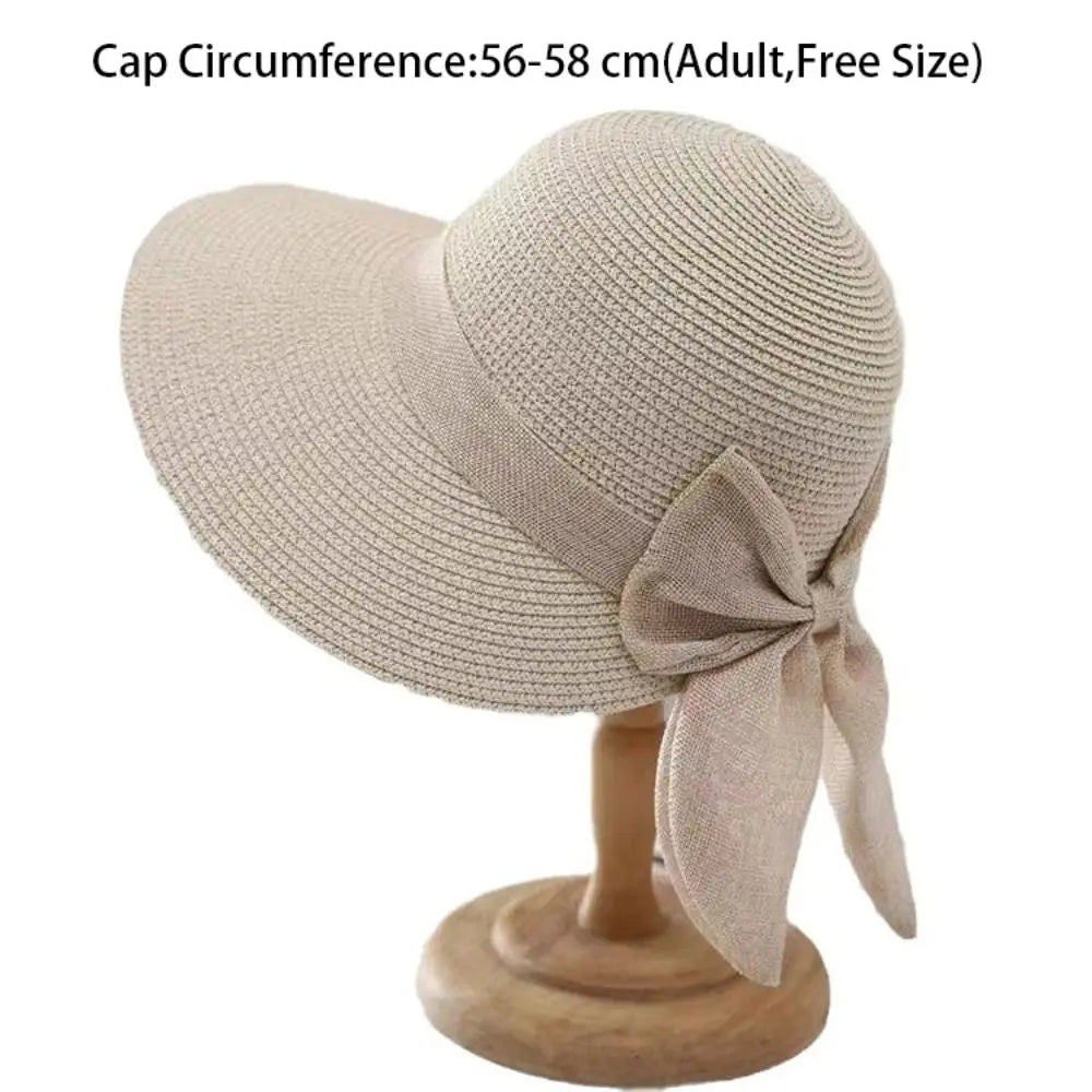 giornate di sole. Questo elegante cappello estivo a falda larga, impreziosito da un bellissimo nastro a fiocco sul retro, è l'accessorio indispensabile per le tue vacanze. Leggero, fresco e chic, non solo ti ripara dal caldo