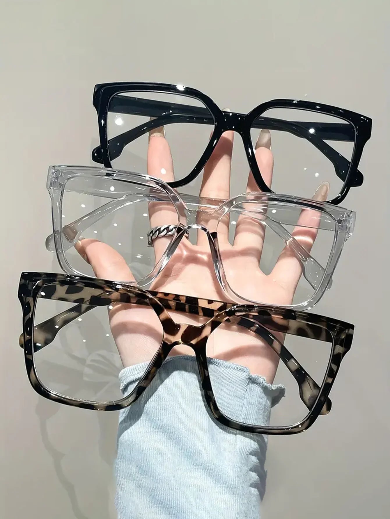 Il tris di accessori che non può mancare. Questo set include stili iconici per adattarsi perfettamente a ogni tuo mood: dal carattere audace del leopardato, alla freschezza del trasparente, fino all'eleganza intramontabile d