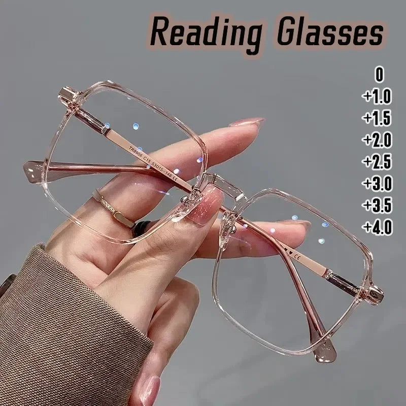 Un tocco di colore e stile per il tuo sguardo. Questi occhiali trasparenti con delicati bordi rosa sono l'accessorio perfetto per aggiungere un po' di vivacità e femminilità a ogni tuo outfit. Leggeri, moderni e ideali per