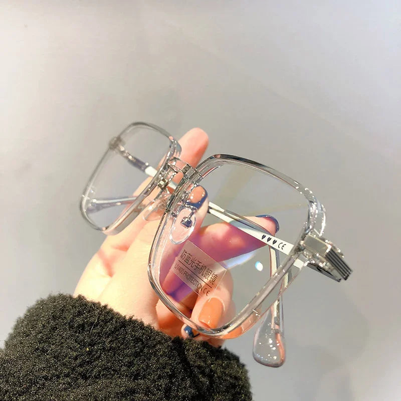 Un tocco di colore e stile per il tuo sguardo. Questi occhiali trasparenti con delicati bordi rosa sono l'accessorio perfetto per aggiungere un po' di vivacità e femminilità a ogni tuo outfit. Leggeri, moderni e ideali per