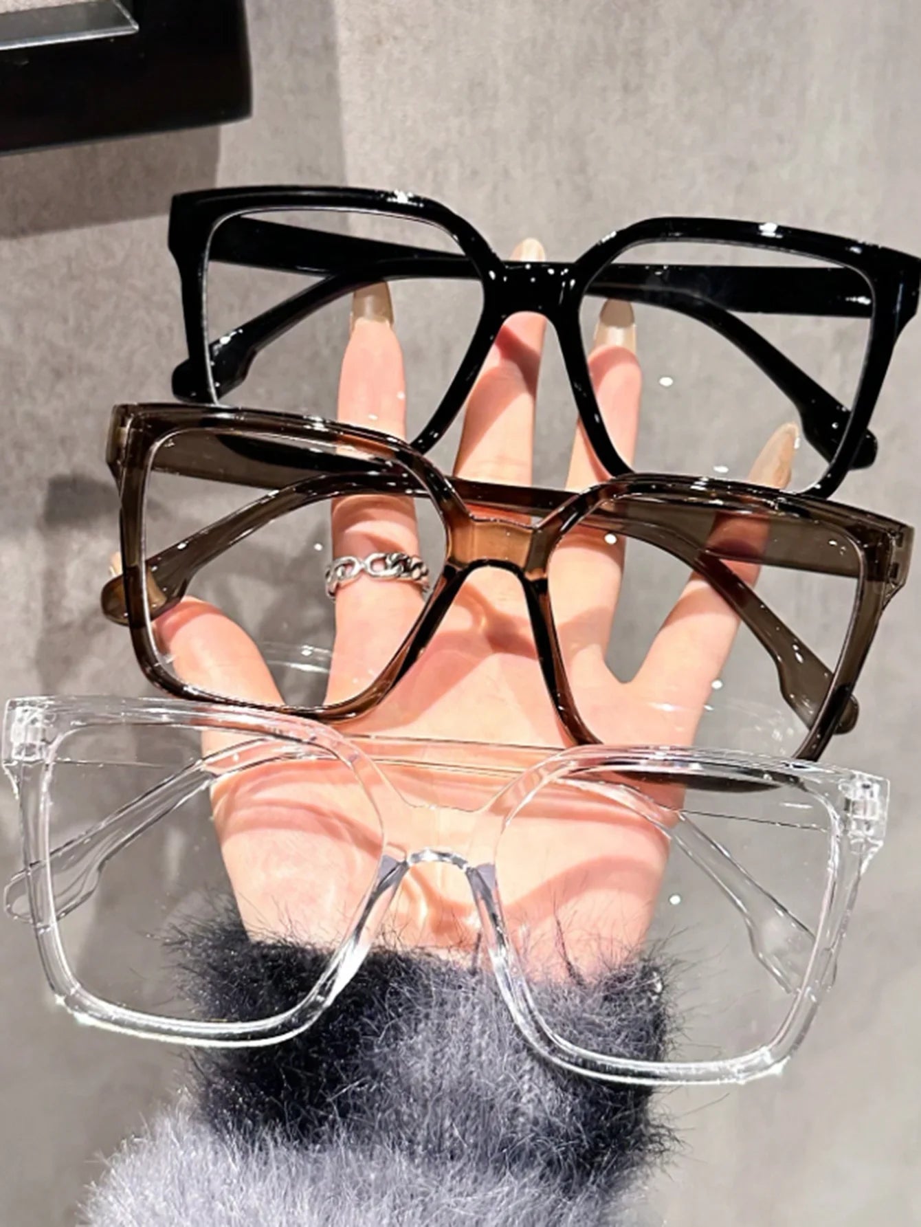 Il tris di accessori che non può mancare. Questo set include stili iconici per adattarsi perfettamente a ogni tuo mood: dal carattere audace del leopardato, alla freschezza del trasparente, fino all'eleganza intramontabile d