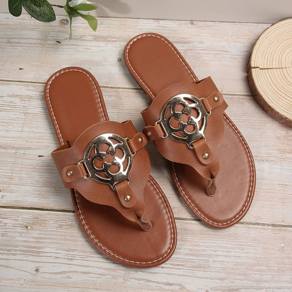 Eleganza estiva ai tuoi piedi. Questi sandali impreziositi da dettagli metallici sono l'accessorio perfetto per dare un tocco di classe al tuo look da giorno o da sera. Leggeri, comodi e dal design ricercato, sono ideali per