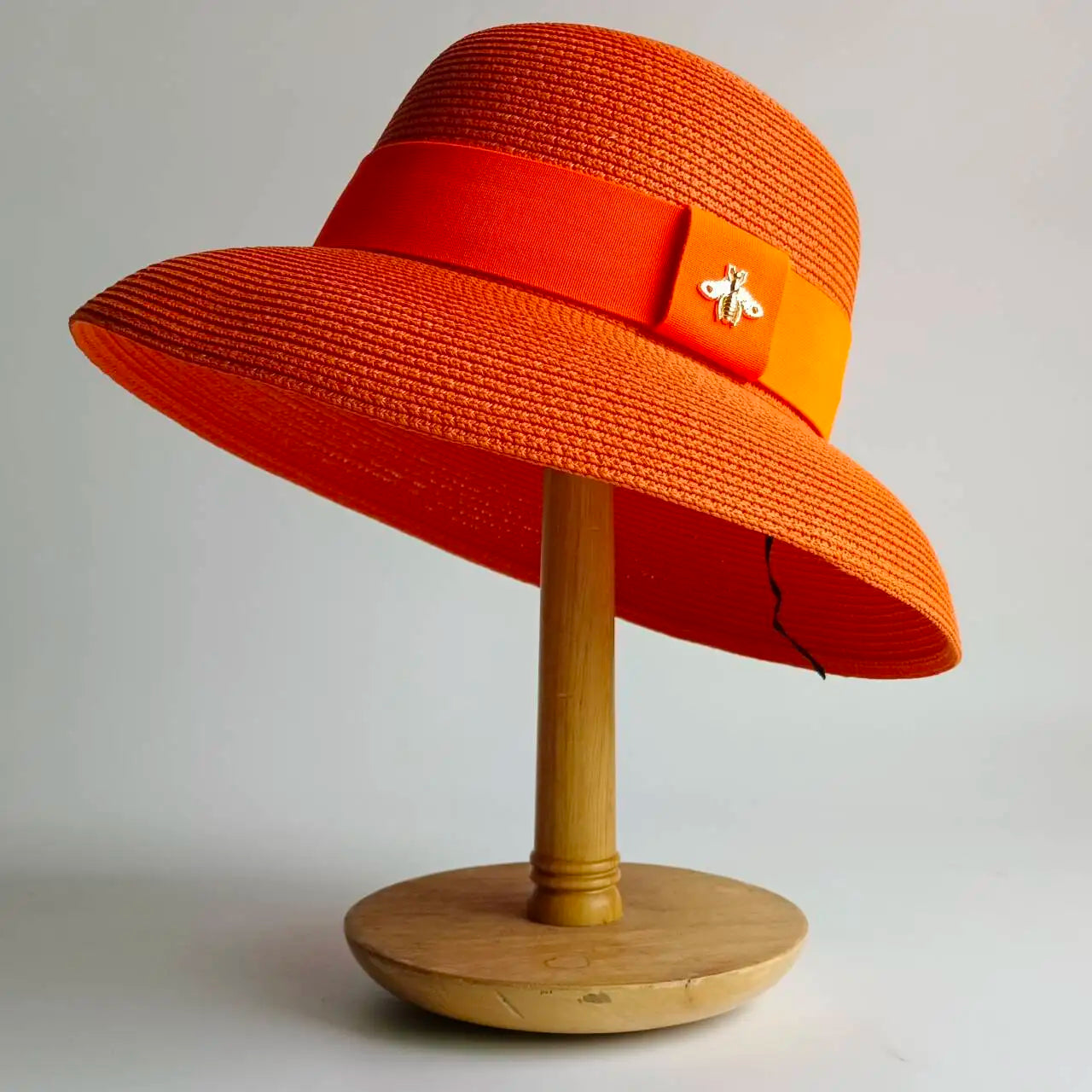 Un tocco di classe intramontabile. Questo cappello elegante, impreziosito da un dettaglio raffinato, è l'accessorio perfetto per completare i tuoi outfit con un tocco di personalità e fascino. Ideale per chi ama distinguers