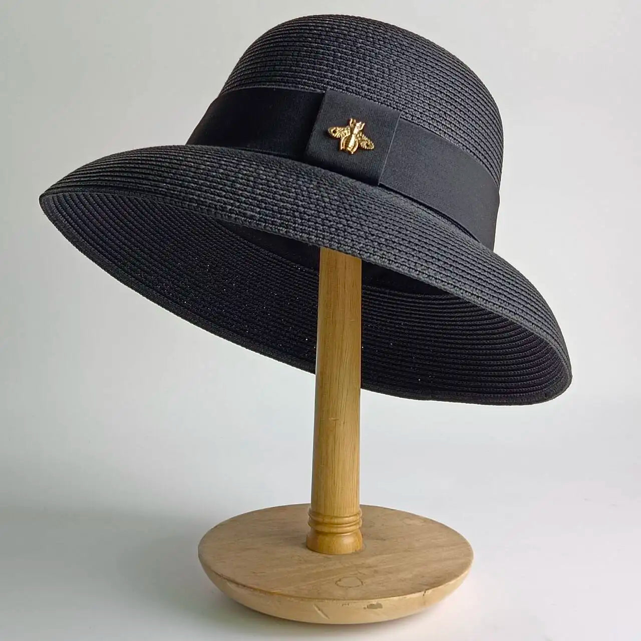 Un tocco di classe intramontabile. Questo cappello elegante, impreziosito da un dettaglio raffinato, è l'accessorio perfetto per completare i tuoi outfit con un tocco di personalità e fascino. Ideale per chi ama distinguers
