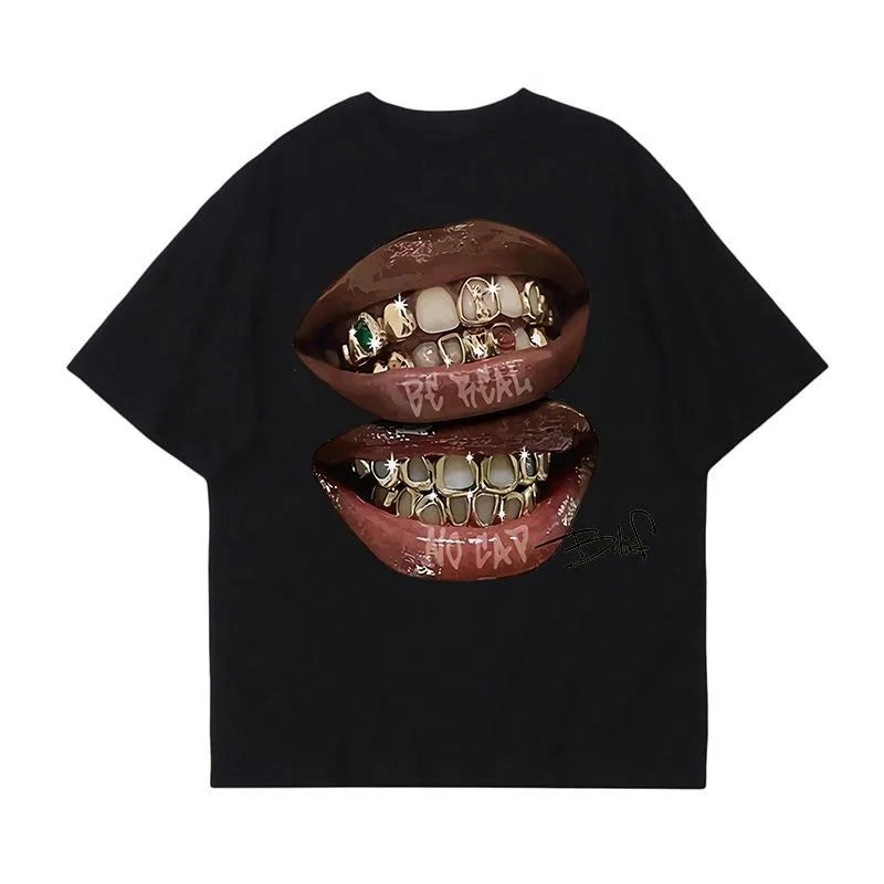 Stile unico e carattere deciso. Questa T-shirt dal design audace è perfetta per chi ama distinguersi con un look street-style contemporaneo. Realizzata in tessuto morbido e traspirante, offre il massimo comfort per ogni occa