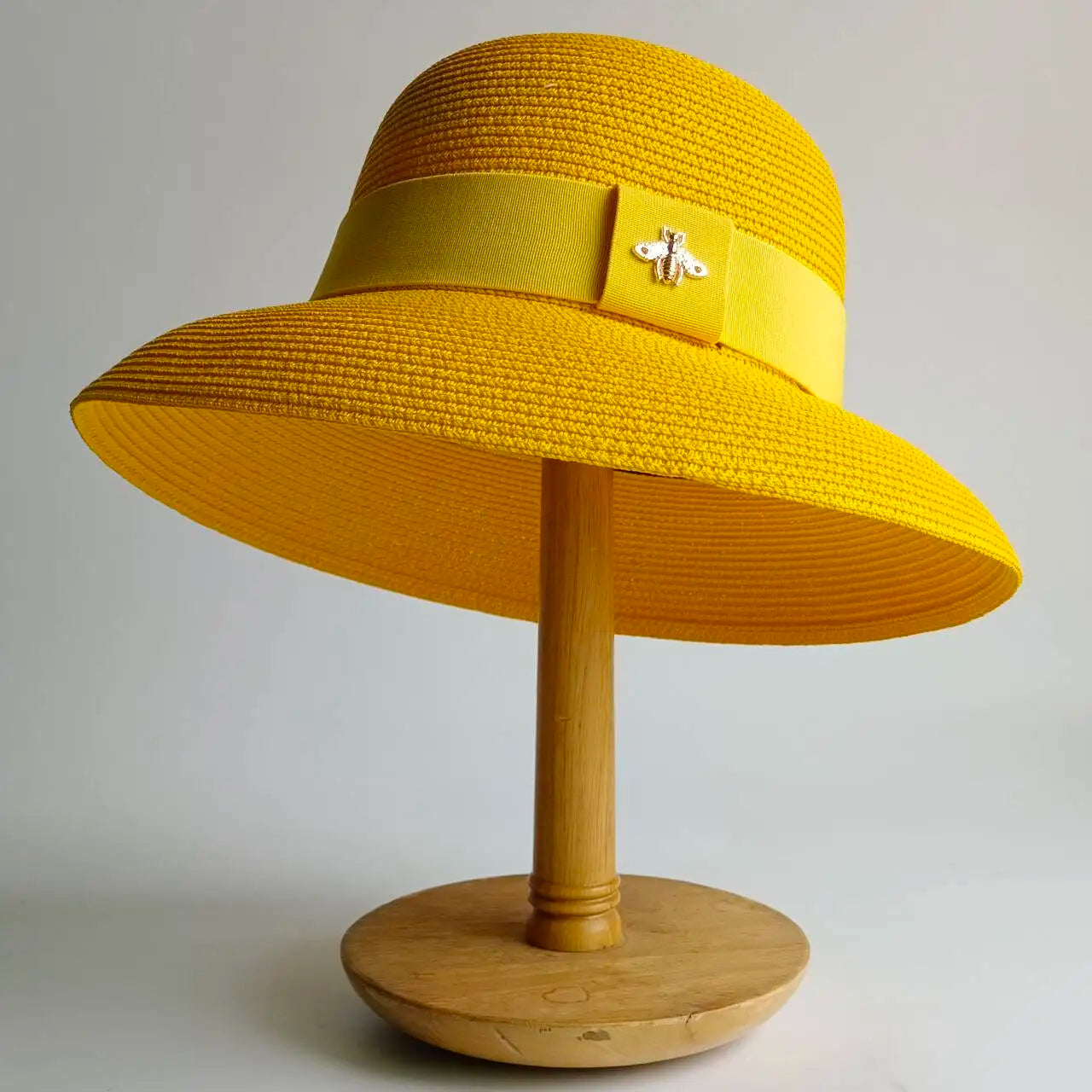 Un tocco di classe intramontabile. Questo cappello elegante, impreziosito da un dettaglio raffinato, è l'accessorio perfetto per completare i tuoi outfit con un tocco di personalità e fascino. Ideale per chi ama distinguers