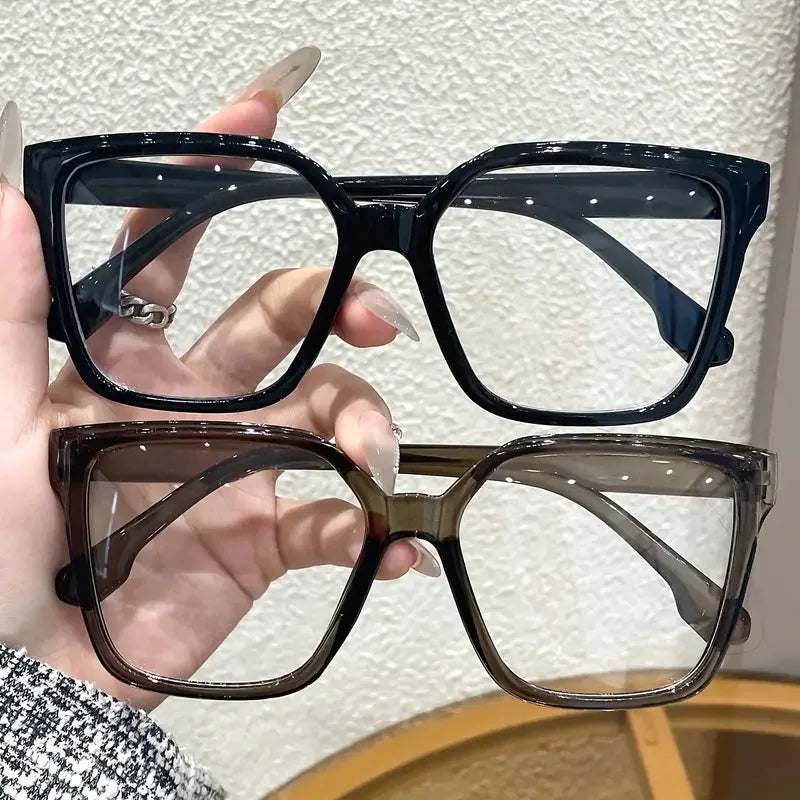 Il tris di accessori che non può mancare. Questo set include stili iconici per adattarsi perfettamente a ogni tuo mood: dal carattere audace del leopardato, alla freschezza del trasparente, fino all'eleganza intramontabile d
