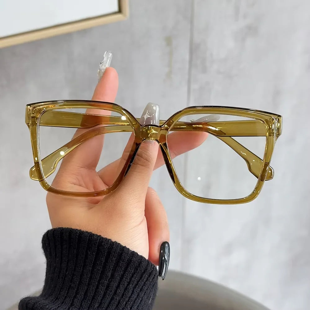 Il tris di accessori che non può mancare. Questo set include stili iconici per adattarsi perfettamente a ogni tuo mood: dal carattere audace del leopardato, alla freschezza del trasparente, fino all'eleganza intramontabile d