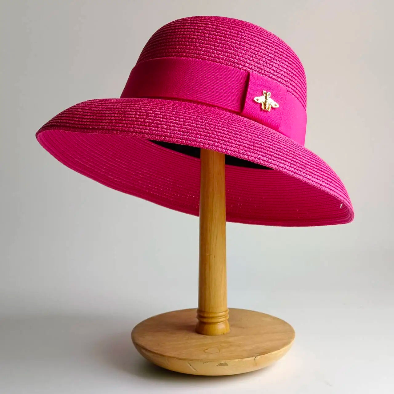 Un tocco di classe intramontabile. Questo cappello elegante, impreziosito da un dettaglio raffinato, è l'accessorio perfetto per completare i tuoi outfit con un tocco di personalità e fascino. Ideale per chi ama distinguers