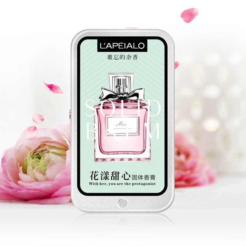 Il tuo profumo preferito, sempre con te. Questo balsamo profumato solido è la scelta ideale per chi cerca una fragranza delicata e persistente in un formato ultra-pratico. Perfetto da tenere in borsa o in tasca, ti permette