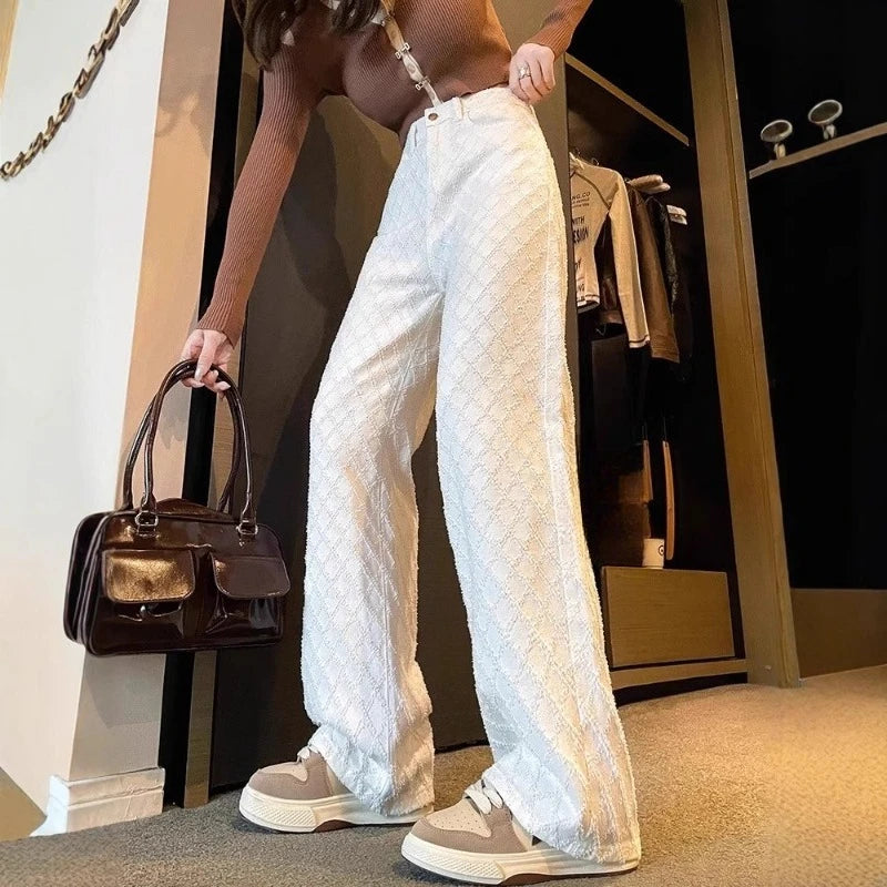 Un classico intramontabile che non può mancare nel tuo guardaroba. Questi jeans bianchi donano luce e stile a ogni tuo outfit, offrendo una vestibilità impeccabile e una linea pulita. Perfetti per un look casual-chic o più