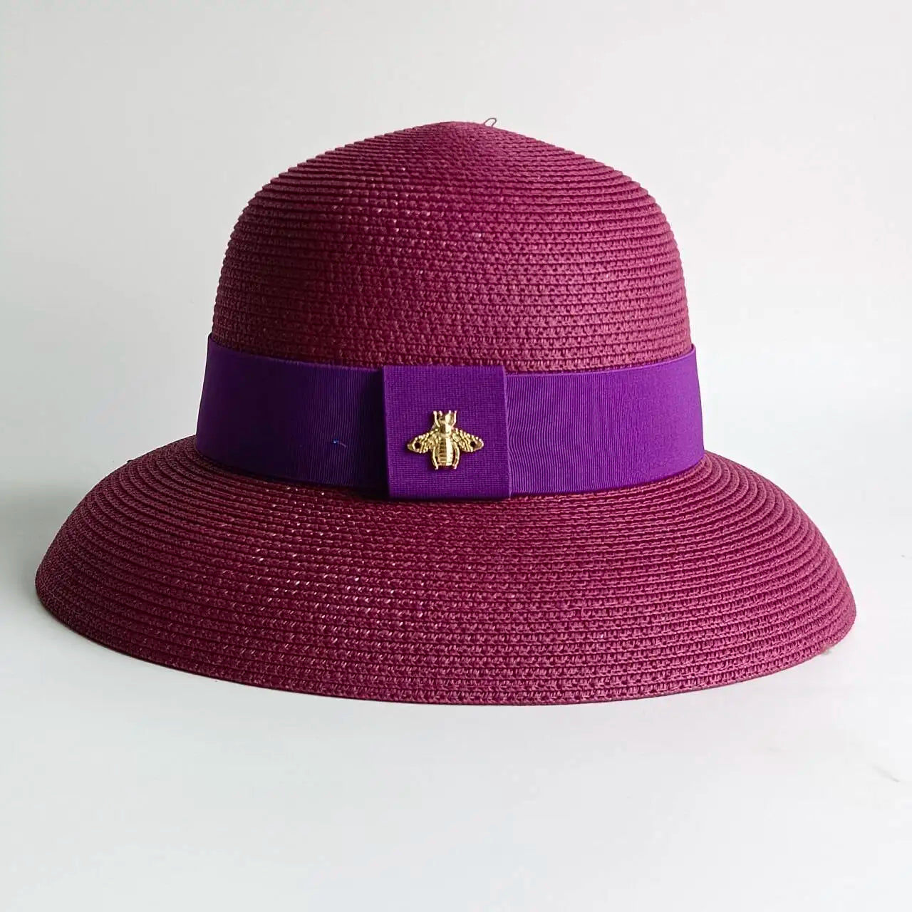 Un tocco di classe intramontabile. Questo cappello elegante, impreziosito da un dettaglio raffinato, è l'accessorio perfetto per completare i tuoi outfit con un tocco di personalità e fascino. Ideale per chi ama distinguers