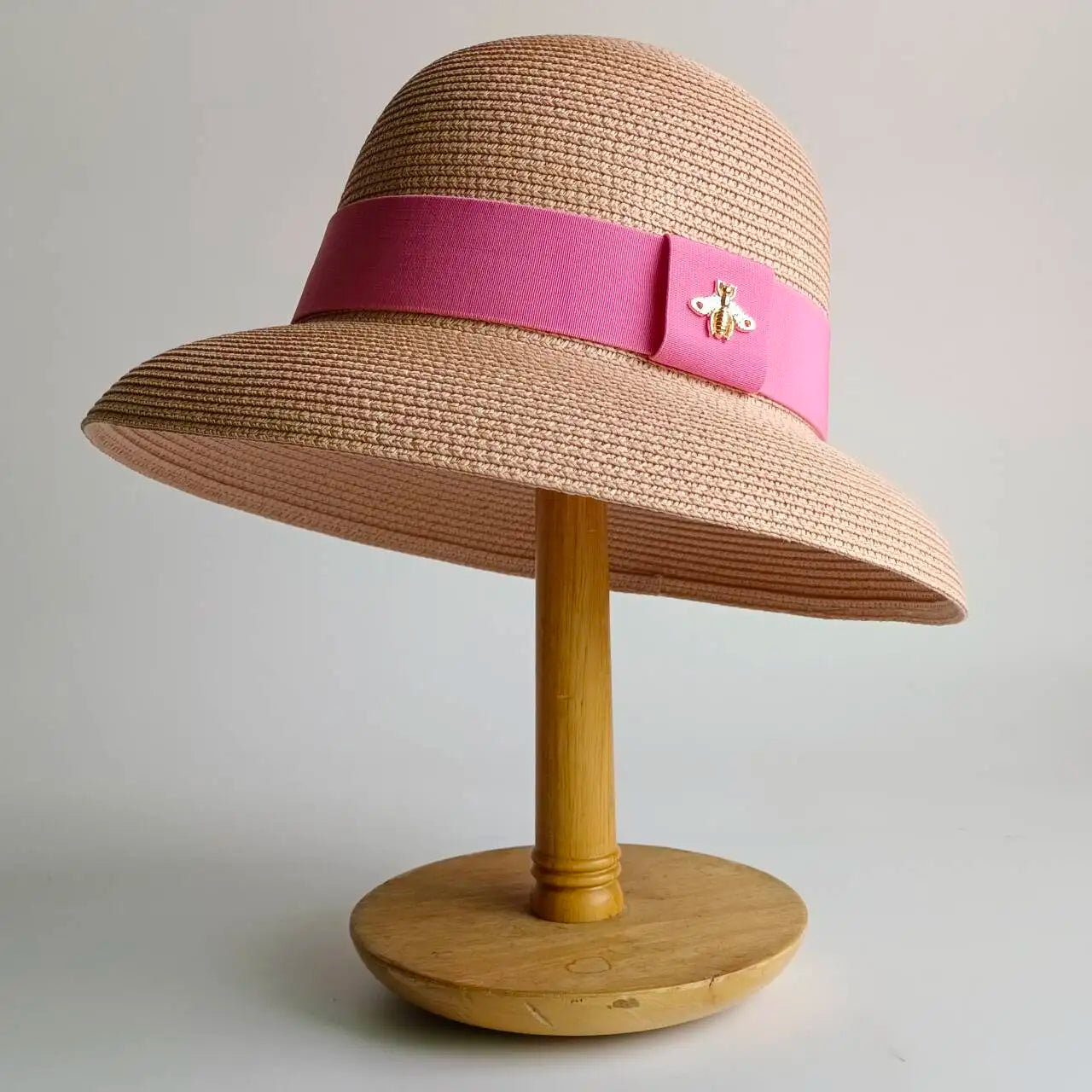 Un tocco di classe intramontabile. Questo cappello elegante, impreziosito da un dettaglio raffinato, è l'accessorio perfetto per completare i tuoi outfit con un tocco di personalità e fascino. Ideale per chi ama distinguers