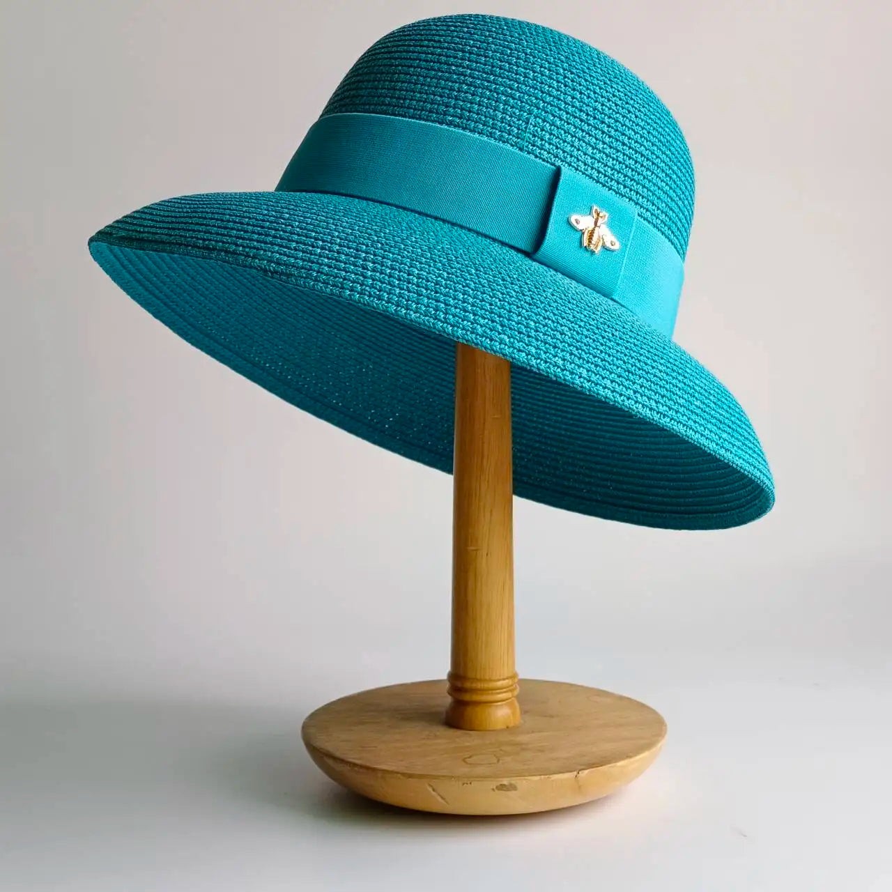 Un tocco di classe intramontabile. Questo cappello elegante, impreziosito da un dettaglio raffinato, è l'accessorio perfetto per completare i tuoi outfit con un tocco di personalità e fascino. Ideale per chi ama distinguers