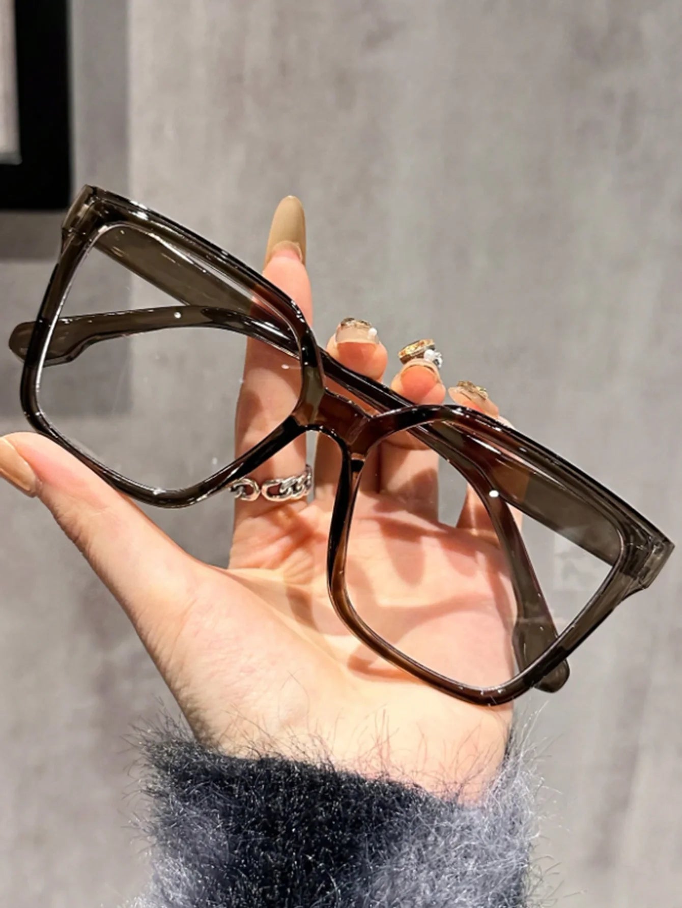 Il tris di accessori che non può mancare. Questo set include stili iconici per adattarsi perfettamente a ogni tuo mood: dal carattere audace del leopardato, alla freschezza del trasparente, fino all'eleganza intramontabile d