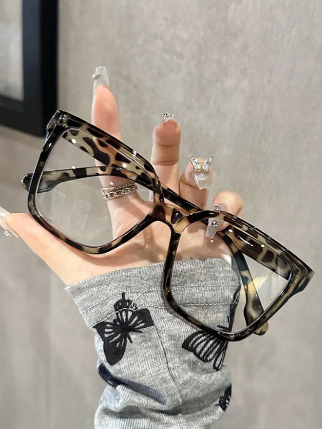 Il tris di accessori che non può mancare. Questo set include stili iconici per adattarsi perfettamente a ogni tuo mood: dal carattere audace del leopardato, alla freschezza del trasparente, fino all'eleganza intramontabile d