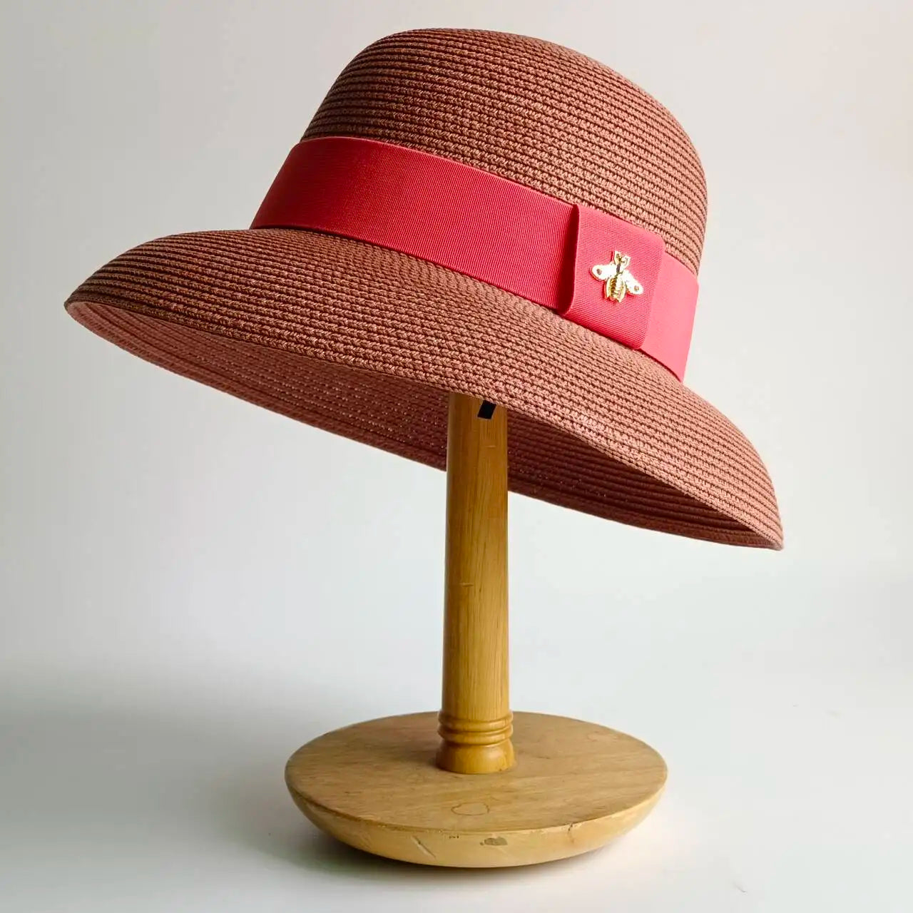 Un tocco di classe intramontabile. Questo cappello elegante, impreziosito da un dettaglio raffinato, è l'accessorio perfetto per completare i tuoi outfit con un tocco di personalità e fascino. Ideale per chi ama distinguers