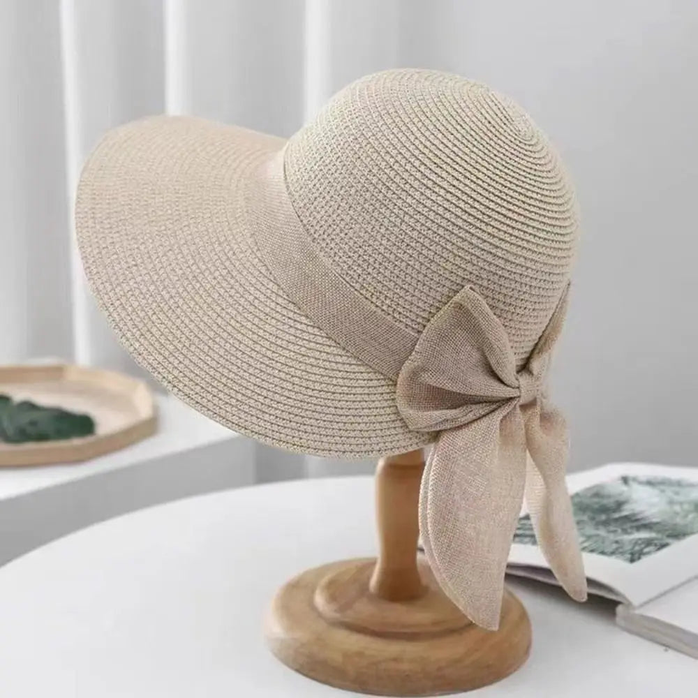 giornate di sole. Questo elegante cappello estivo a falda larga, impreziosito da un bellissimo nastro a fiocco sul retro, è l'accessorio indispensabile per le tue vacanze. Leggero, fresco e chic, non solo ti ripara dal caldo