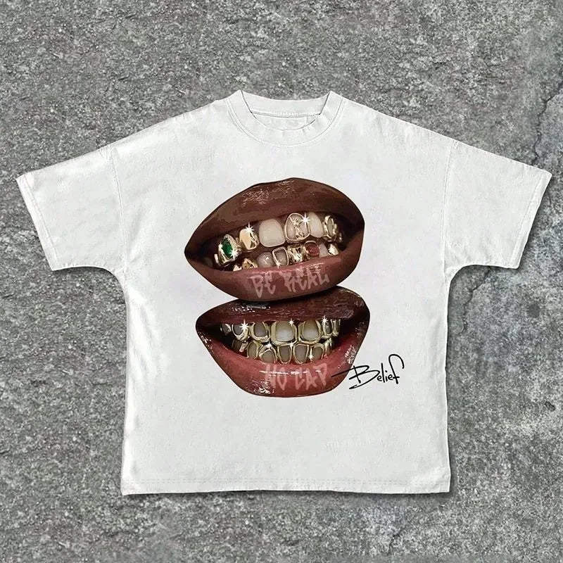 Stile unico e carattere deciso. Questa T-shirt dal design audace è perfetta per chi ama distinguersi con un look street-style contemporaneo. Realizzata in tessuto morbido e traspirante, offre il massimo comfort per ogni occa