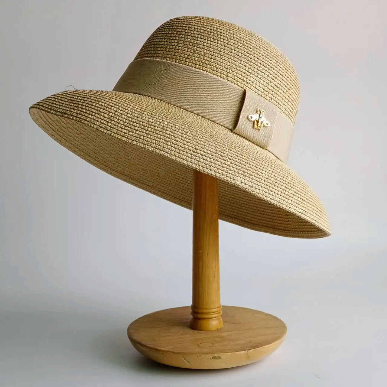 Un tocco di classe intramontabile. Questo cappello elegante, impreziosito da un dettaglio raffinato, è l'accessorio perfetto per completare i tuoi outfit con un tocco di personalità e fascino. Ideale per chi ama distinguers