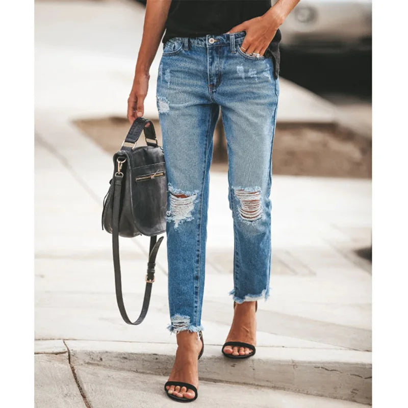 Il mix perfetto tra stile casual e carattere. Questi jeans azzurri con strappi sulle ginocchia sono il must-have della stagione per un look street-wear disinvolto. Comodi, versatili e sempre di tendenza, sono ideali per chi c