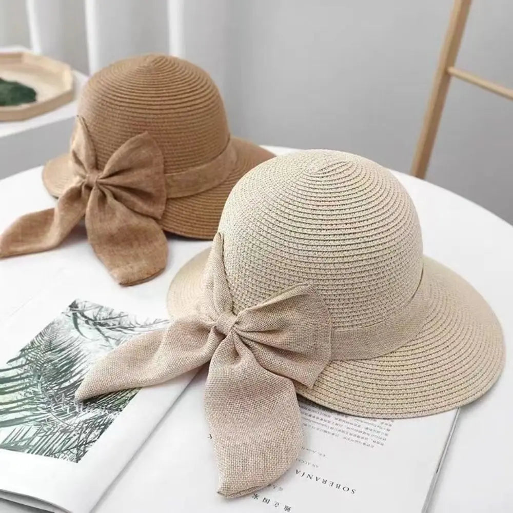 giornate di sole. Questo elegante cappello estivo a falda larga, impreziosito da un bellissimo nastro a fiocco sul retro, è l'accessorio indispensabile per le tue vacanze. Leggero, fresco e chic, non solo ti ripara dal caldo