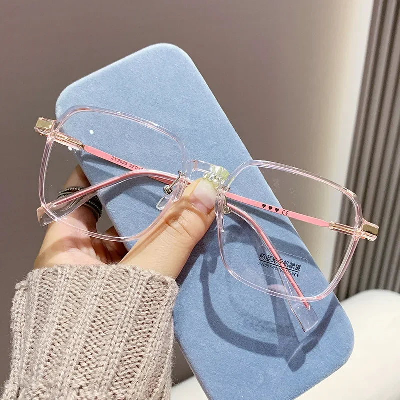 Un tocco di colore e stile per il tuo sguardo. Questi occhiali trasparenti con delicati bordi rosa sono l'accessorio perfetto per aggiungere un po' di vivacità e femminilità a ogni tuo outfit. Leggeri, moderni e ideali per