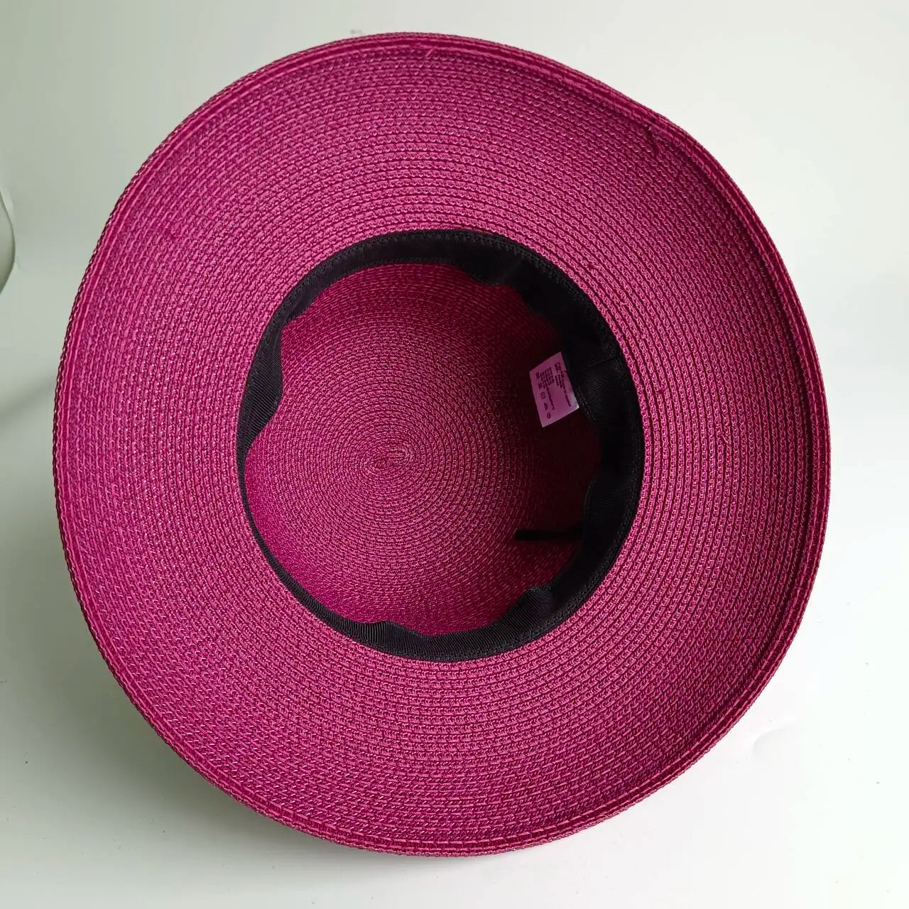 Un tocco di classe intramontabile. Questo cappello elegante, impreziosito da un dettaglio raffinato, è l'accessorio perfetto per completare i tuoi outfit con un tocco di personalità e fascino. Ideale per chi ama distinguers