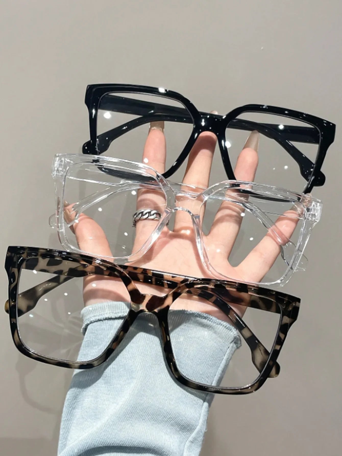Il tris di accessori che non può mancare. Questo set include stili iconici per adattarsi perfettamente a ogni tuo mood: dal carattere audace del leopardato, alla freschezza del trasparente, fino all'eleganza intramontabile d
